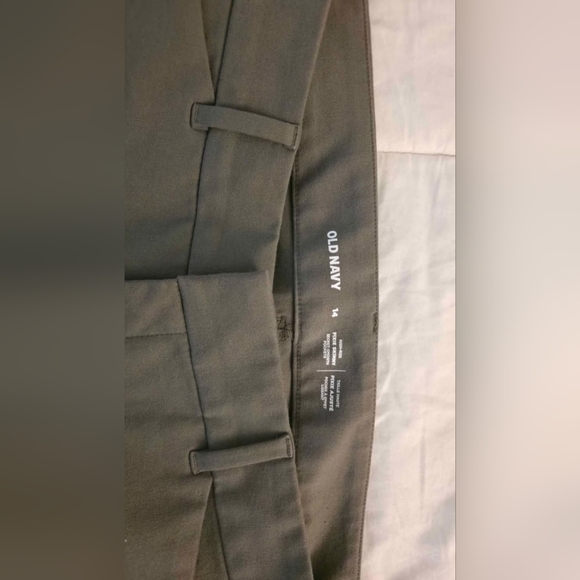 Old Navy Women's Cropped Olive Pants - Picture 4 of 6